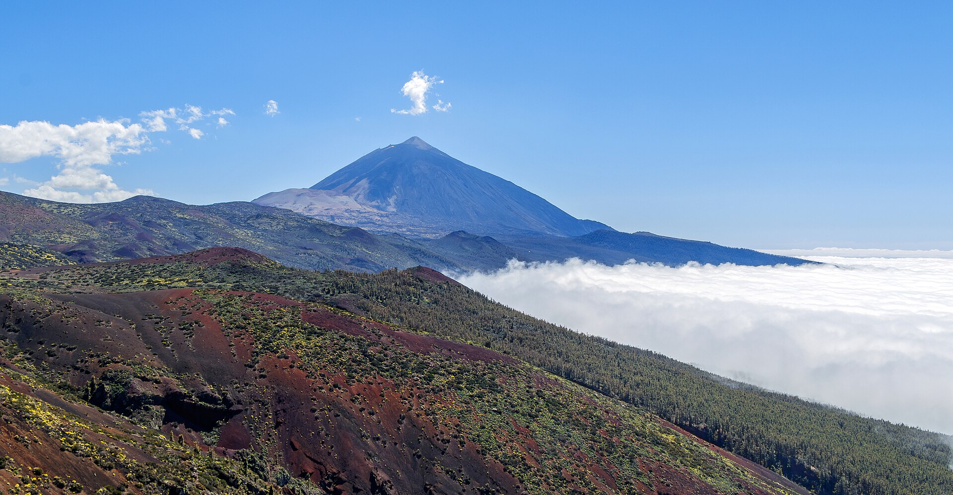 Volcán Teide sobre un mar de nubes en el Parque Nacional